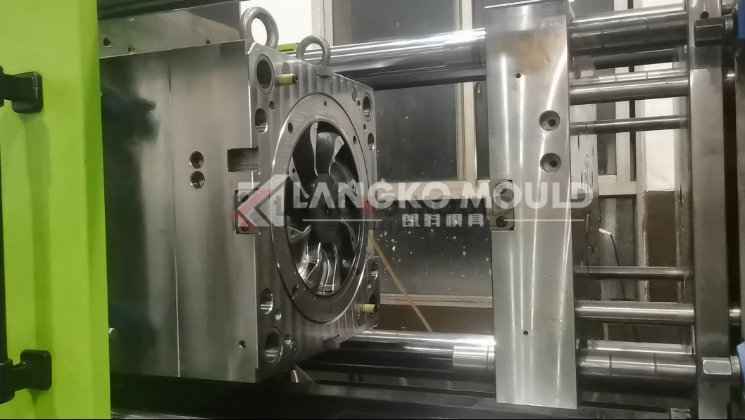 Three plate mold