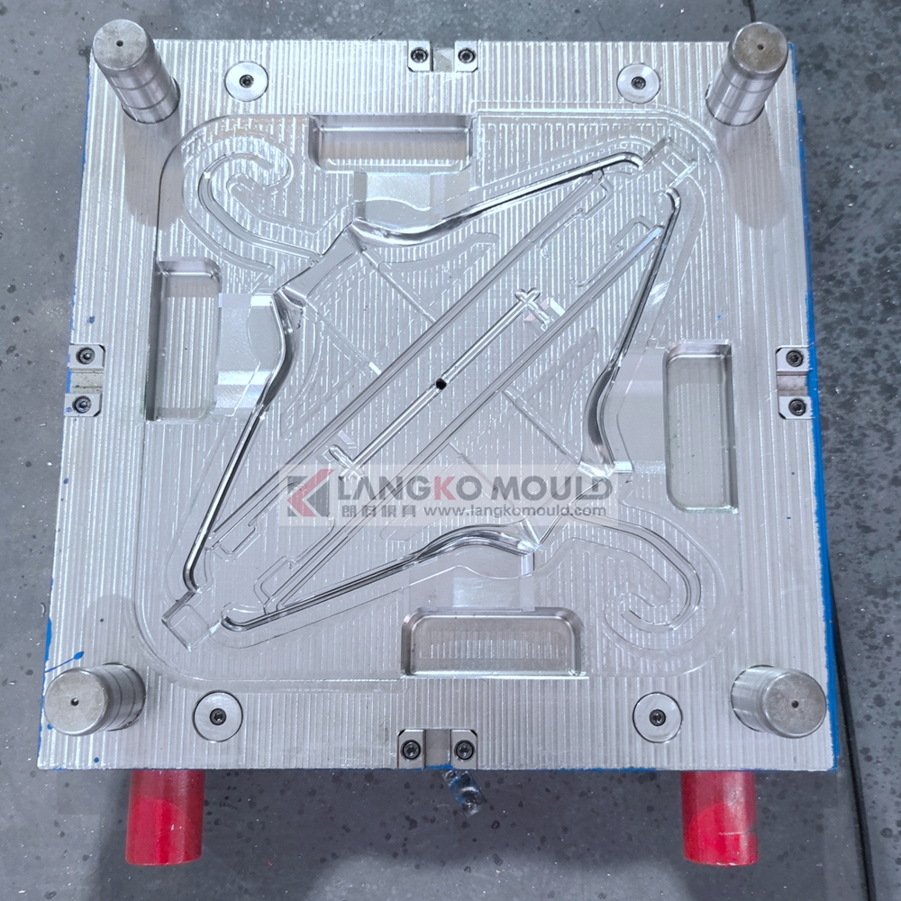 Taizhou huangyan multi cavity pp plastic injection clothes hanger mold supplier